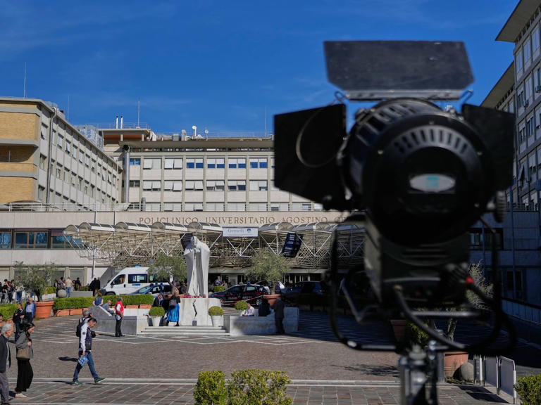 Il Papa si è alzato e ha fatto fisioterapia. L’adenocarcinoma, l ...