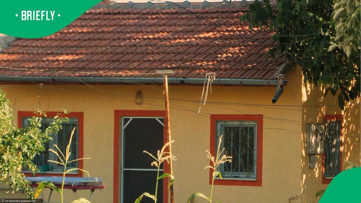 South African homeowner's gate sign warns political parties campaigning ...
