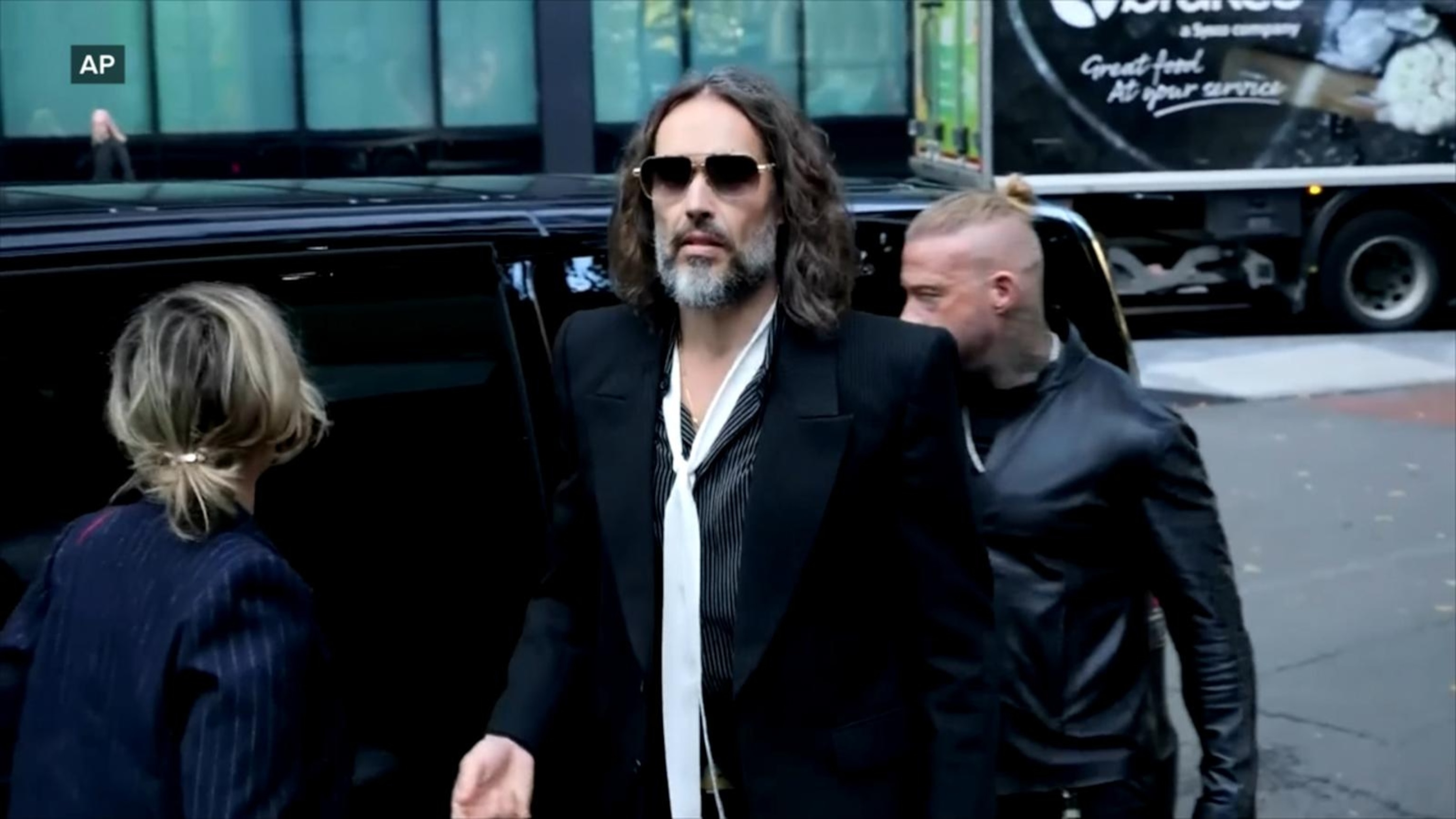 Russell Brand a 'ruthless' sexual predator: Prosecutor