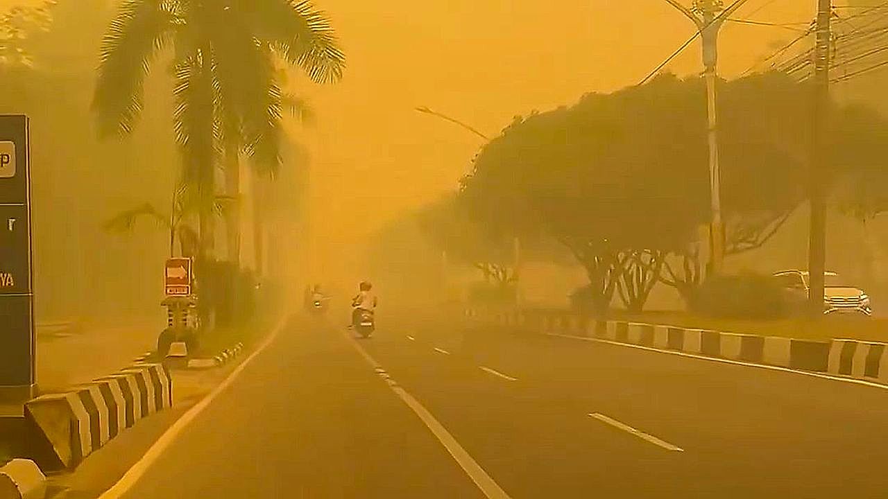 Fires turn the sky 'Mad Max' orange and makes the air hazardous in ...
