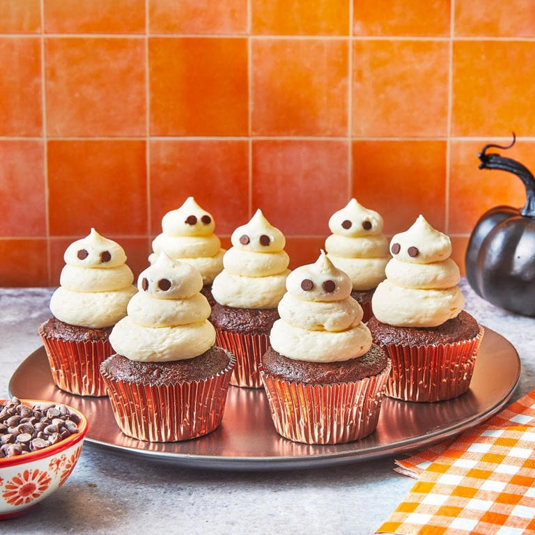 These Halloween cupcakes make for a frightfully fun party spread