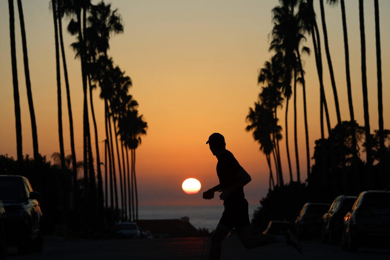 Record fall heat wave at its peak in Central and Eastern US ahead of ...