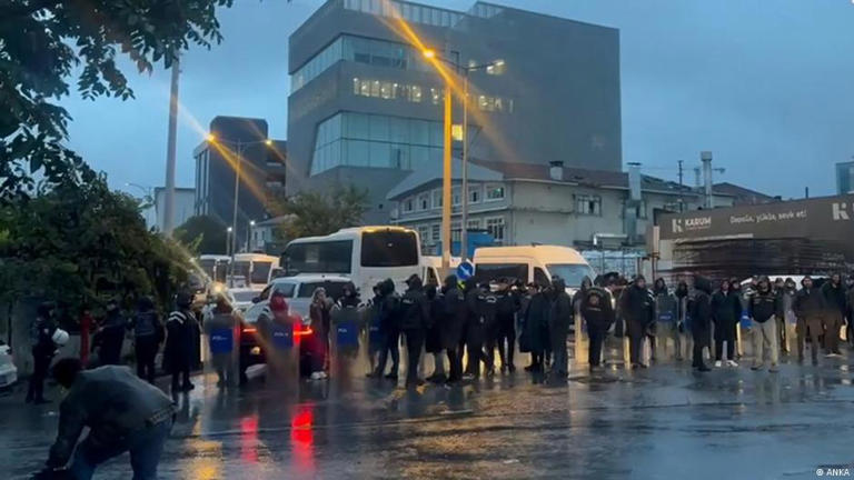 Turkey: Government raids, takes over top news channel