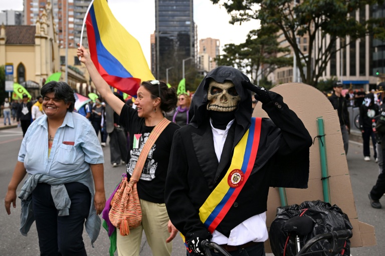 En Colombie, des milliers de personnes manifestent contre le nouveau ...