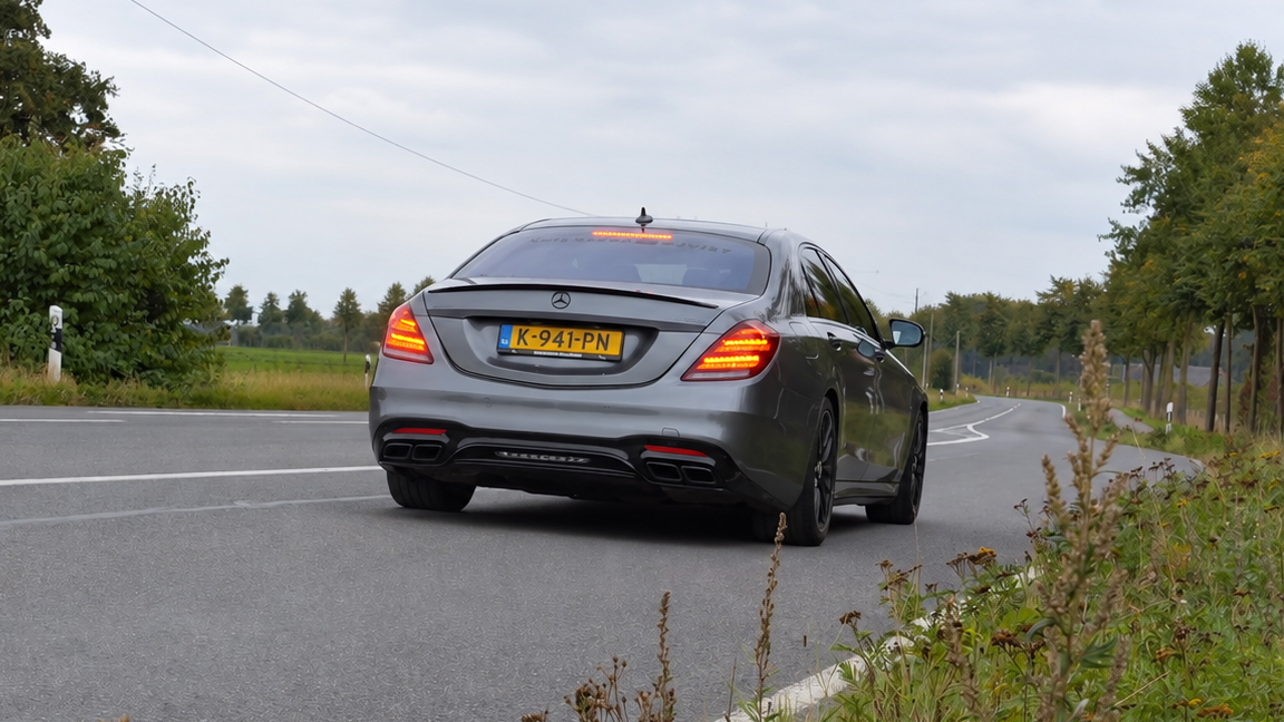 Mercedes AMG S63 hits 330 kmh on the German autobahn