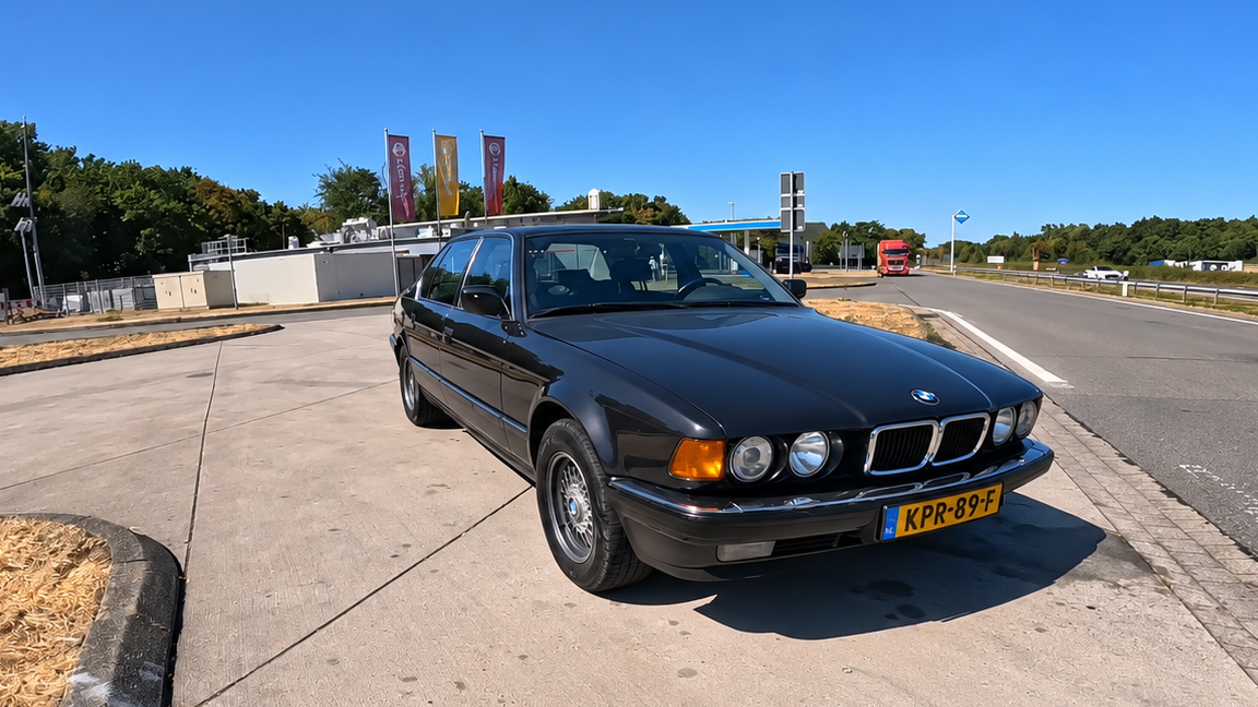 BMW 5.0 V12 chasing top speed on the Autobahn after 37 years