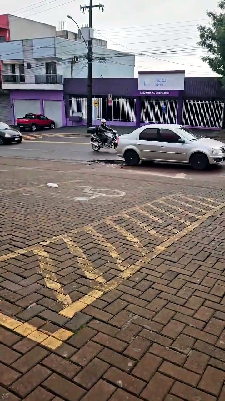 Buraco chama atenção na Rua Jacarezinho após obras recentes em Cascavel
