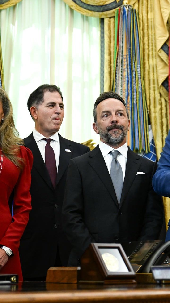 Trump in 'sleepy bullfrog' mode as he completely ignores 'alien' Susan Dell