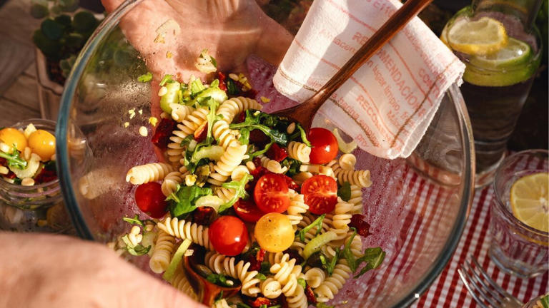 Von kalorienarm bis Kalorienbombe: Welcher Nudelsalat schafft es auf ...