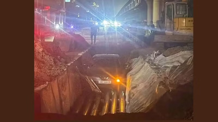 Hà Nội: Ô tô lao qua rào chắn, rơi xuống hố thi công cáp điện sâu 2m