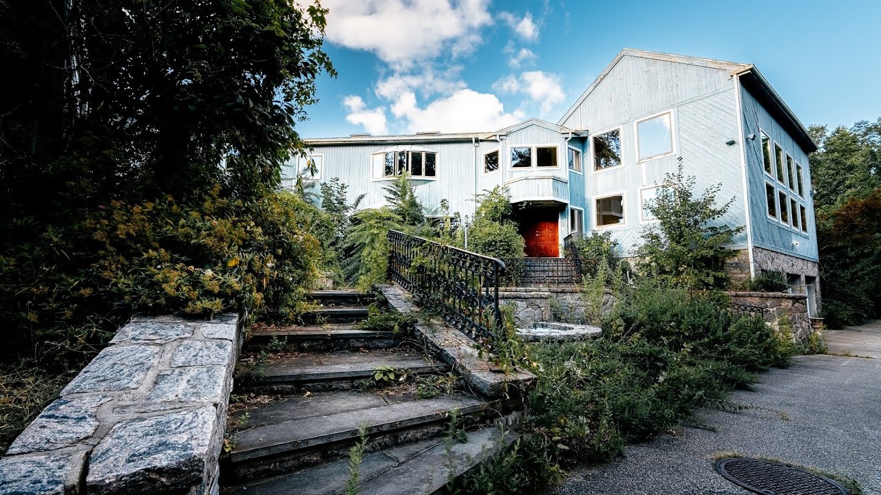 Abandoned $1,400,000 Million Dollar Mansion with Massive Indoor ...