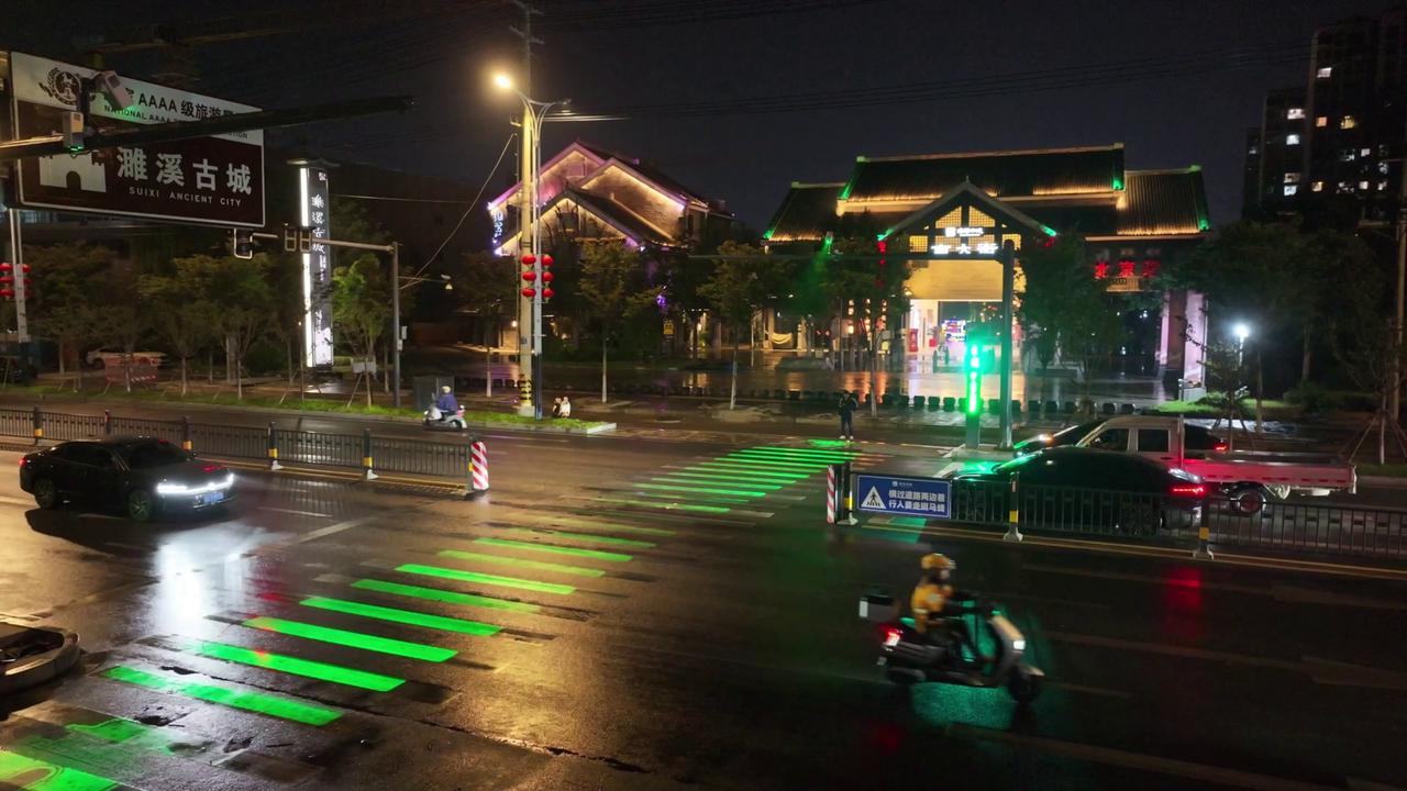 China: Glowing, talking crosswalk debuts in Huaibei - 74074781