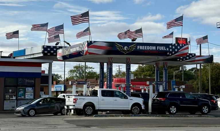 Mike Rogers' wife gives away $10 gift cards at Detroit gas station