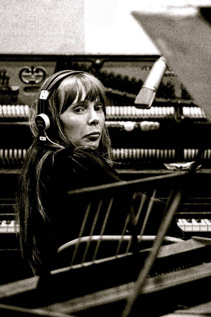 70s icon Joni Mitchell, 82, looks incredible in special public ...