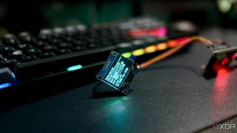 I built a $15 ESP32 display that shows exactly what my home server is doing