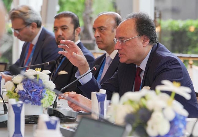 'Fiscal deficit falls to 22-year low, tax revenues rise 40% in two ...