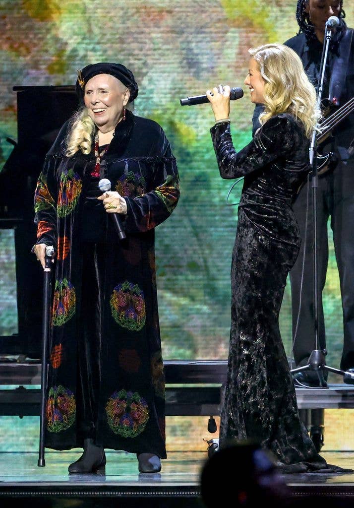 70s icon Joni Mitchell, 82, looks incredible in special public ...
