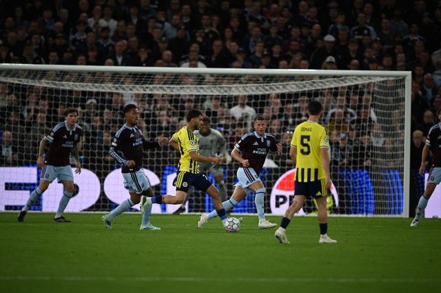 Fener'i öz evladı batırdı! 2 golde hata yaptı, bir de penaltı yaptırdı