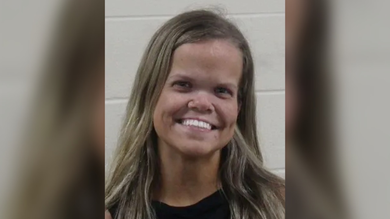 ‘7 Little Johnstons’ star Anna Johnston flashes big smile in mugshot ...