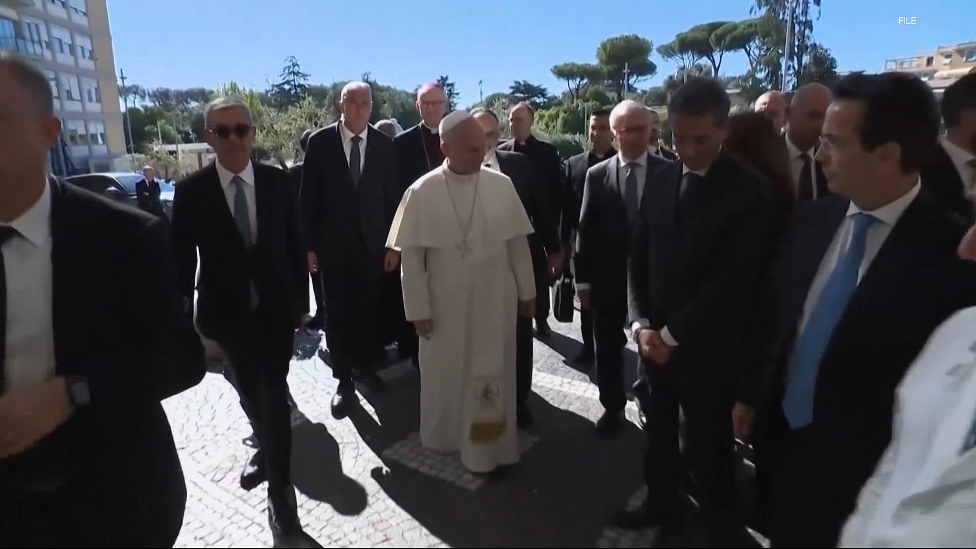 Pope Leo walking and eating after lung surgery, cancer diagnosis