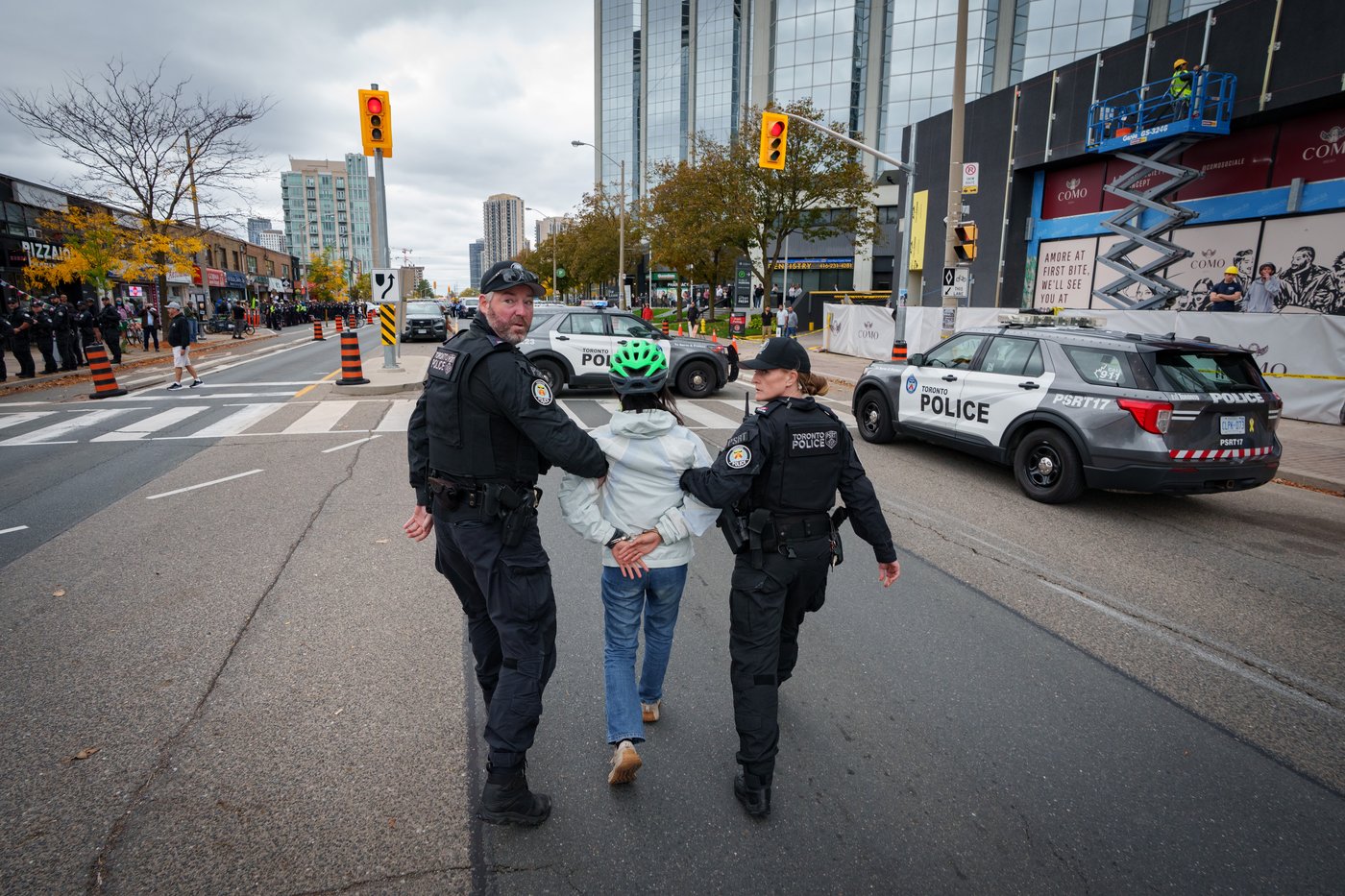 Cyclists attempt to block Toronto bike lane removals for second day ...