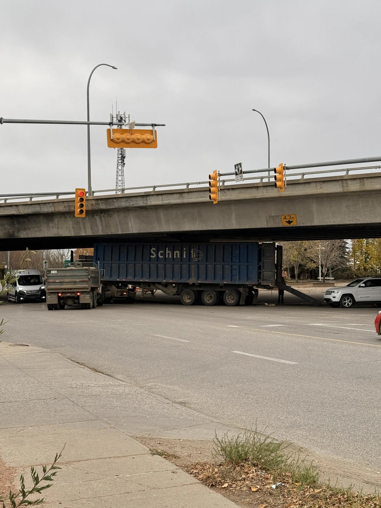 Stuck truck: Another semi strikes overpass in Saskatoon