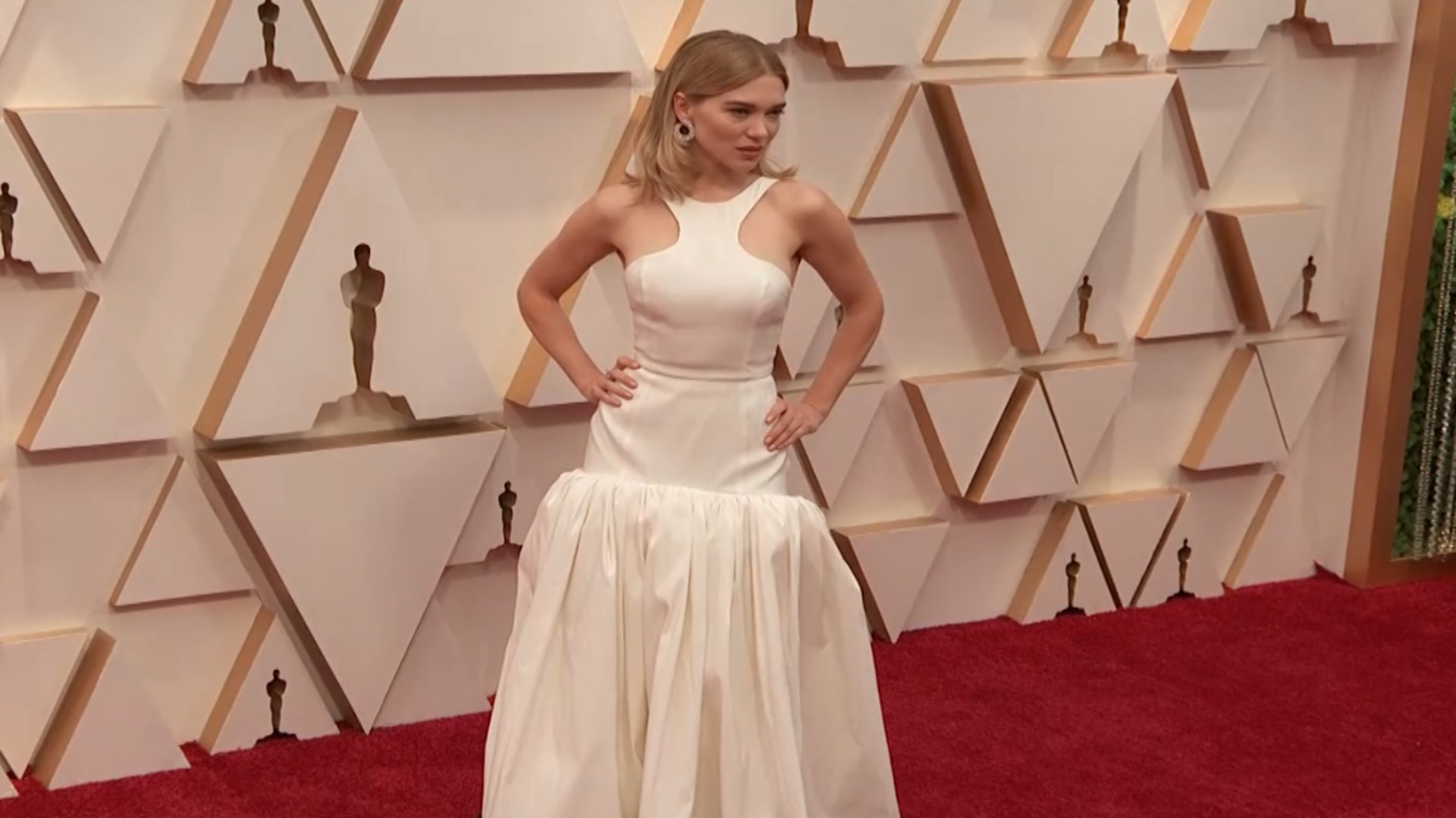 Léa Seydoux fait sensation dans une robe blanche aux lignes ...