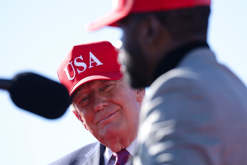 Donald Trump obsesses over 'good-looking' Floyd Mayweather during MAGA ...