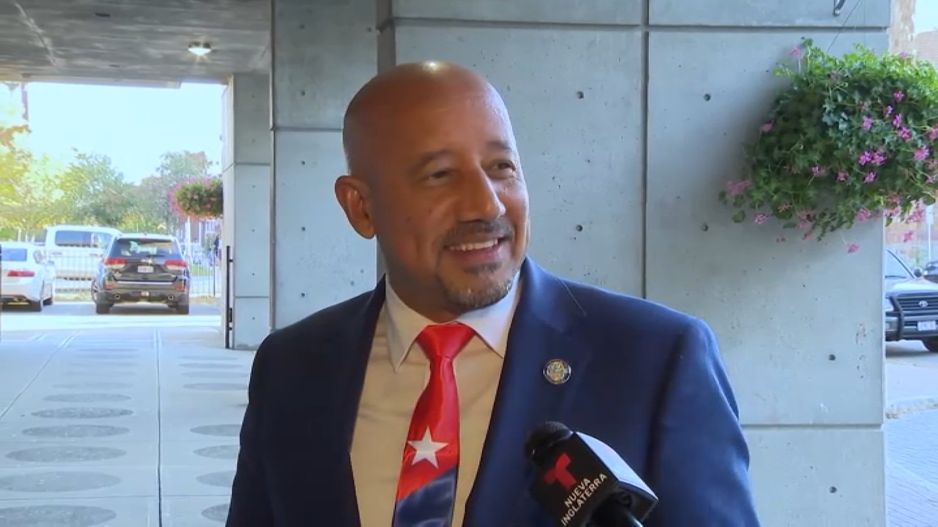 Embattled Lawrence mayor loses city council's no confidence vote