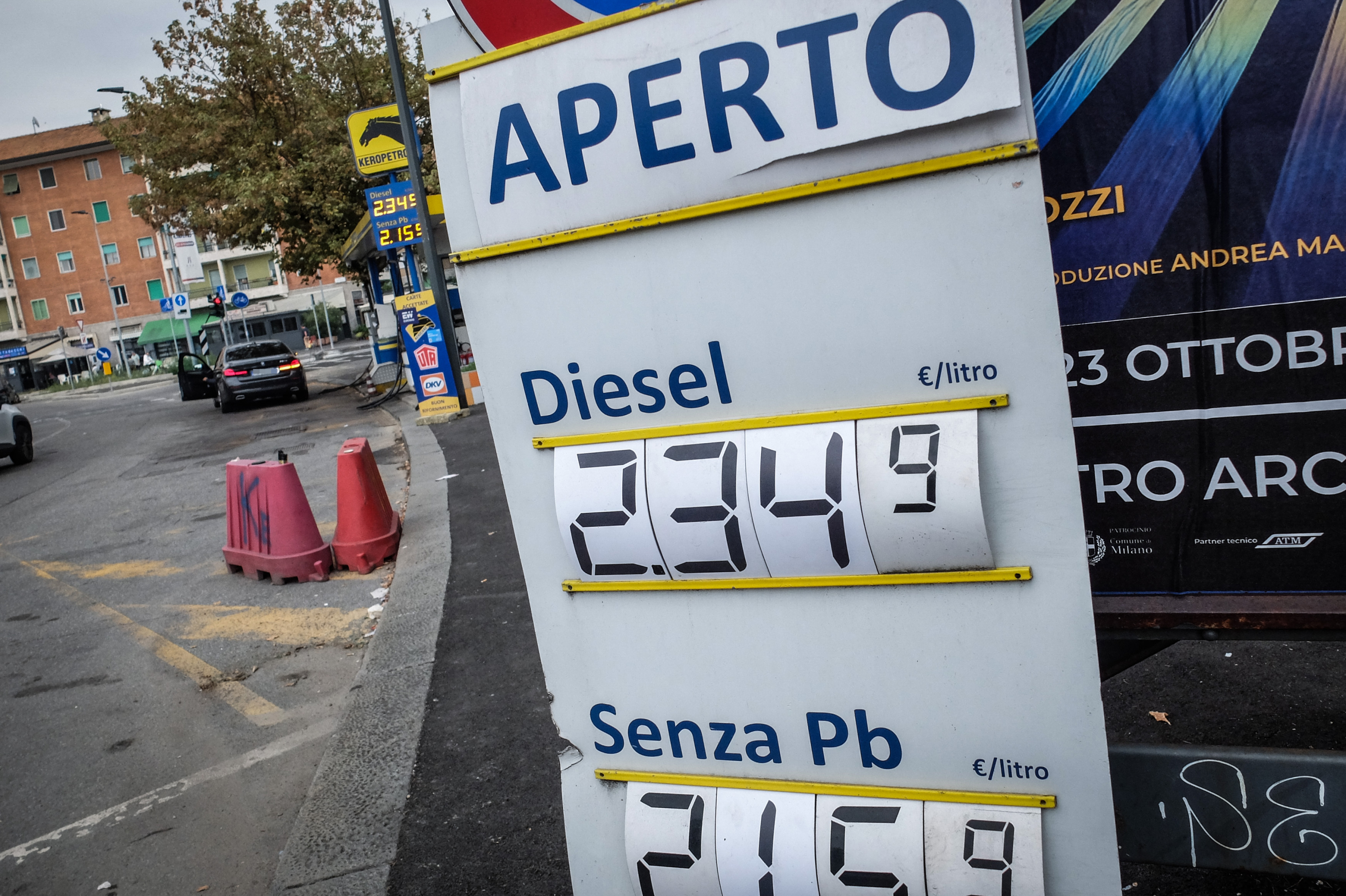 Prezzi carburanti poco mossi, benzina self a 2,035 euro