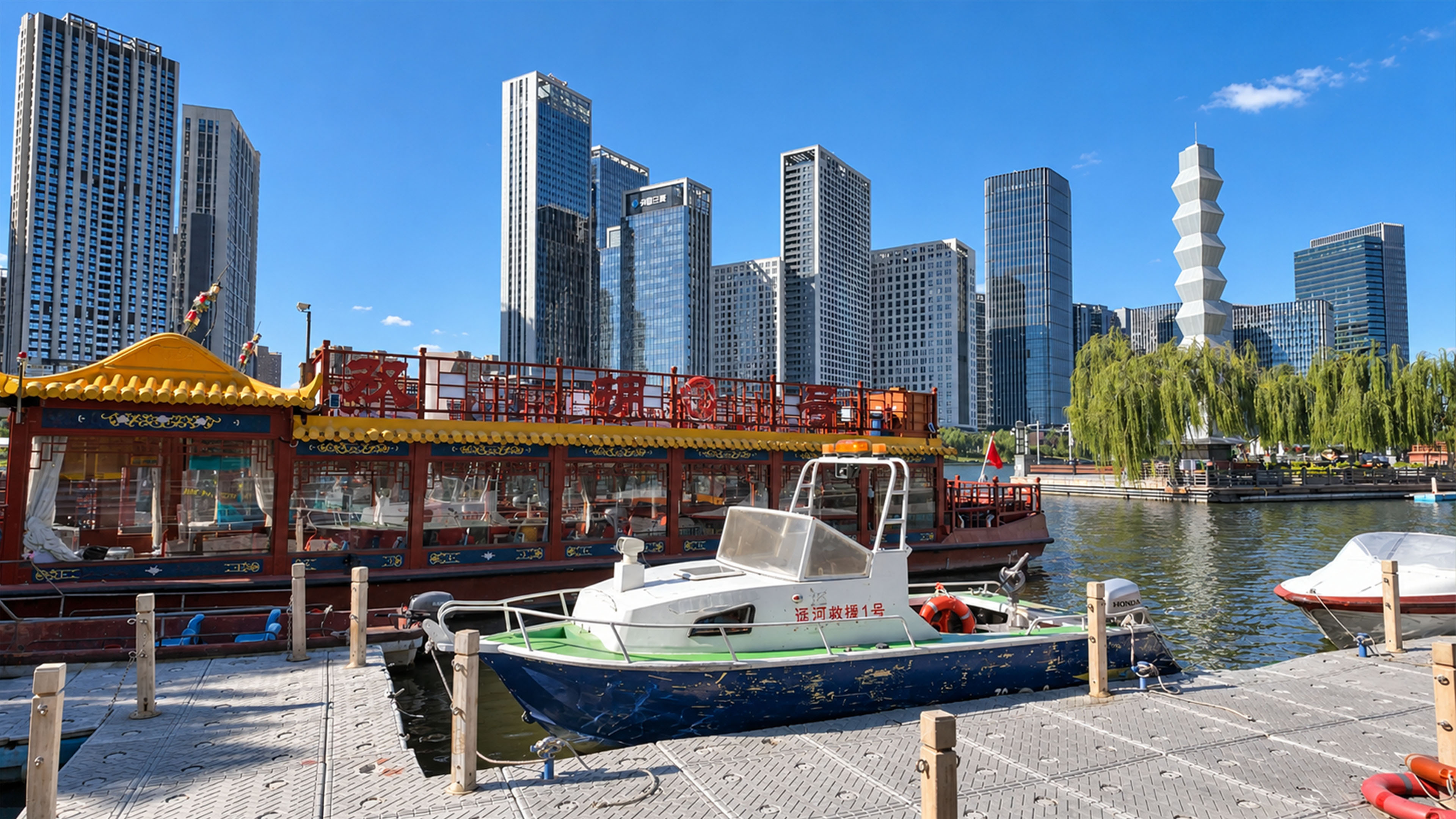 Chinas traditionelle Boote vor moderner Skyline