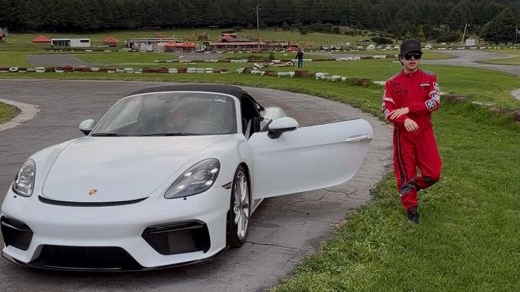 Omar Camacho se pone en modo piloto para su video Dreamer Hats