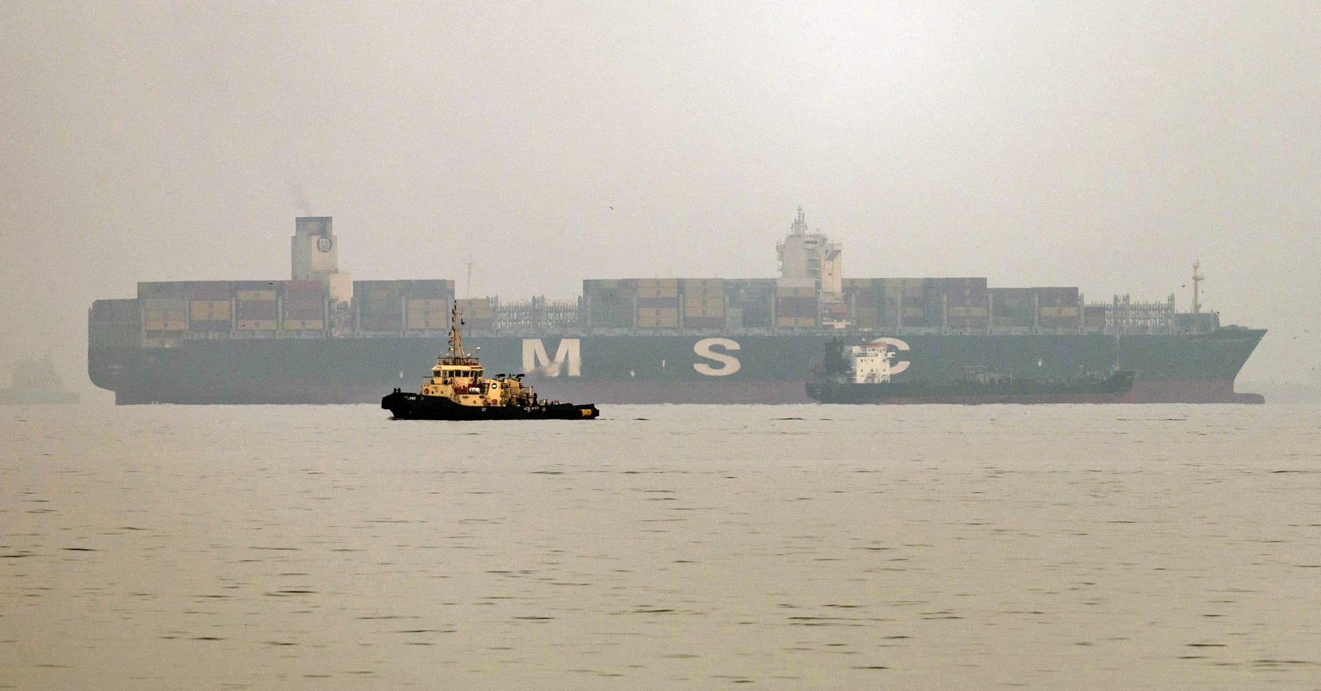 Oil falls as investors assess Mideast tensions, International Energy Agency's report