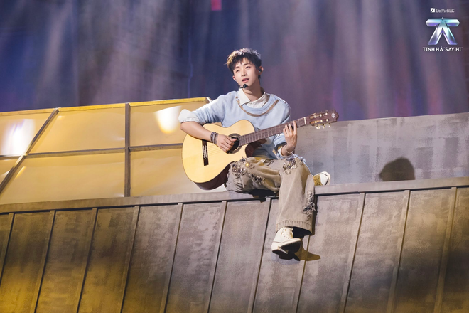 'Chờ chút...' đưa CONGB dẫn đầu Billboard Việt Nam
