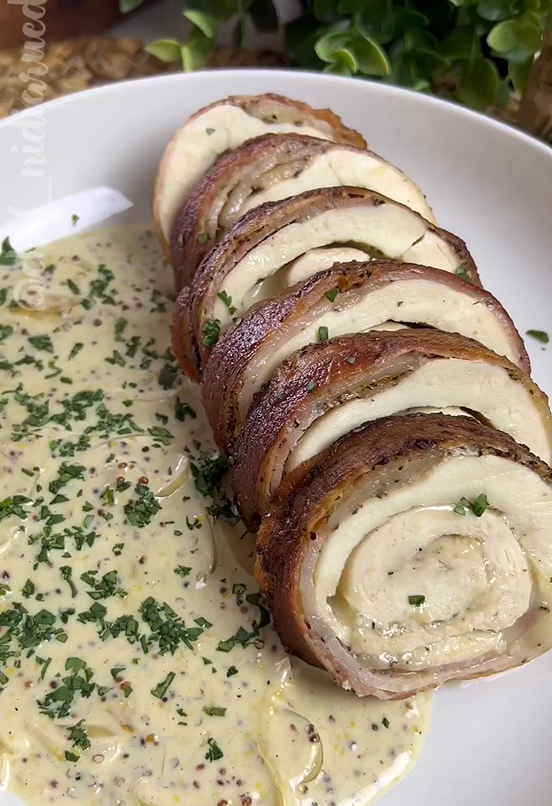 Pechuga de pollo rellena de queso y envuelta en bacon