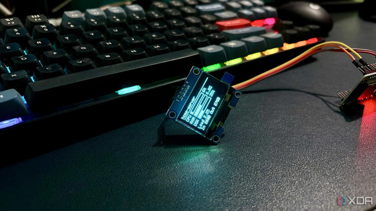 I built a $15 ESP32 display that shows exactly what my home server is doing