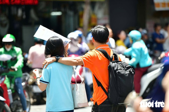 Mới lớp 6 đã học đến 23h: Do chương trình nặng hay cha mẹ quá kỳ vọng?