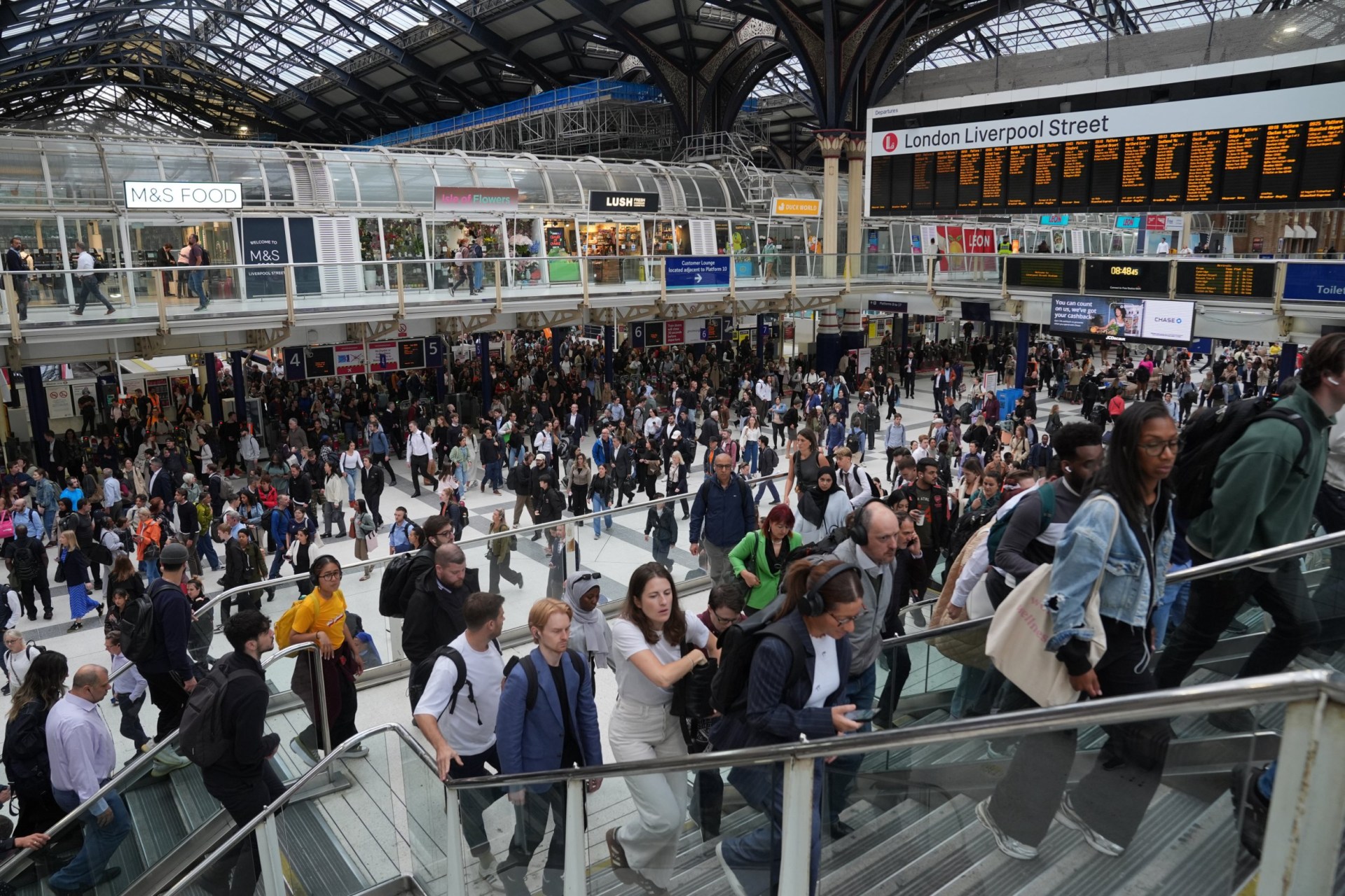 Train crashes into buffer at major London station