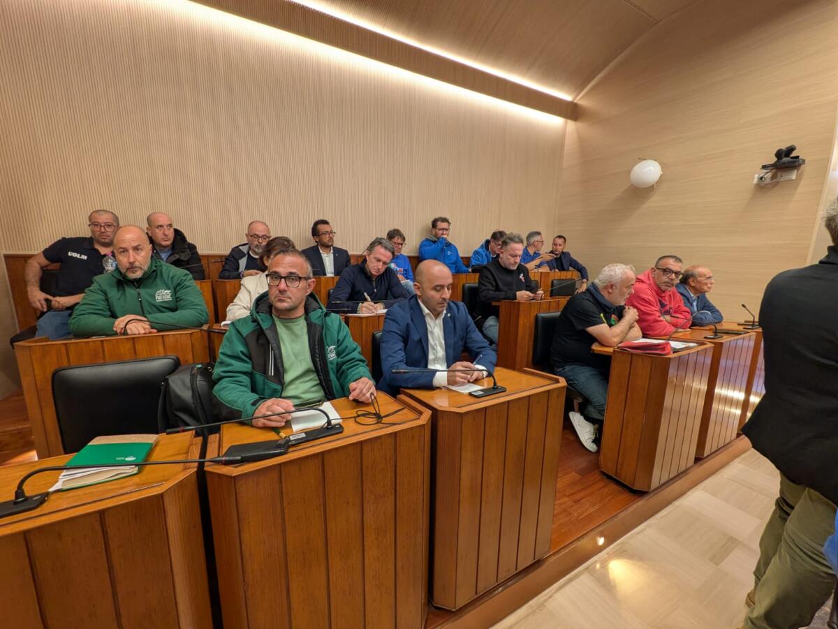 Ex Ilva, Decaro agli operai: «Nessuno vi lascerà soli». In Regione l ...