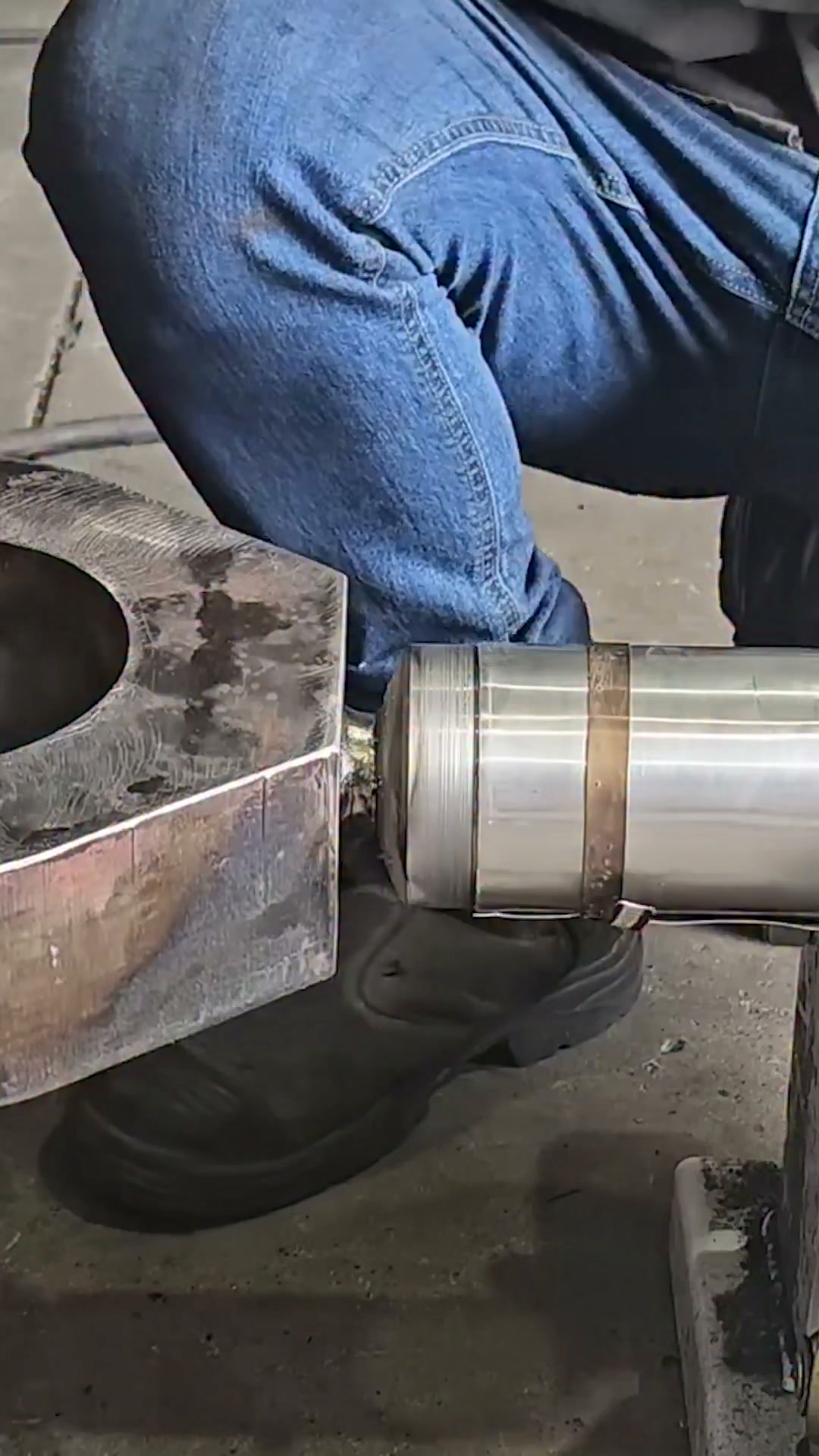 Repairing a broken cylinder eye