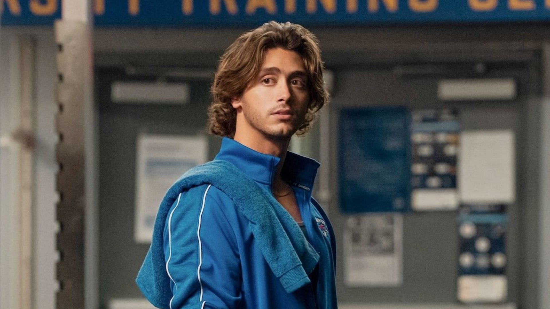 'Off Campus' star explains why show deviating from book order is 'good'
