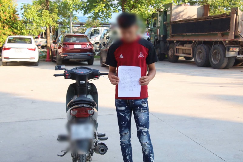 Lạng lách, không mũ bảo hiểm, nam thanh niên và chủ xe bị phạt 12,5 triệu đồng