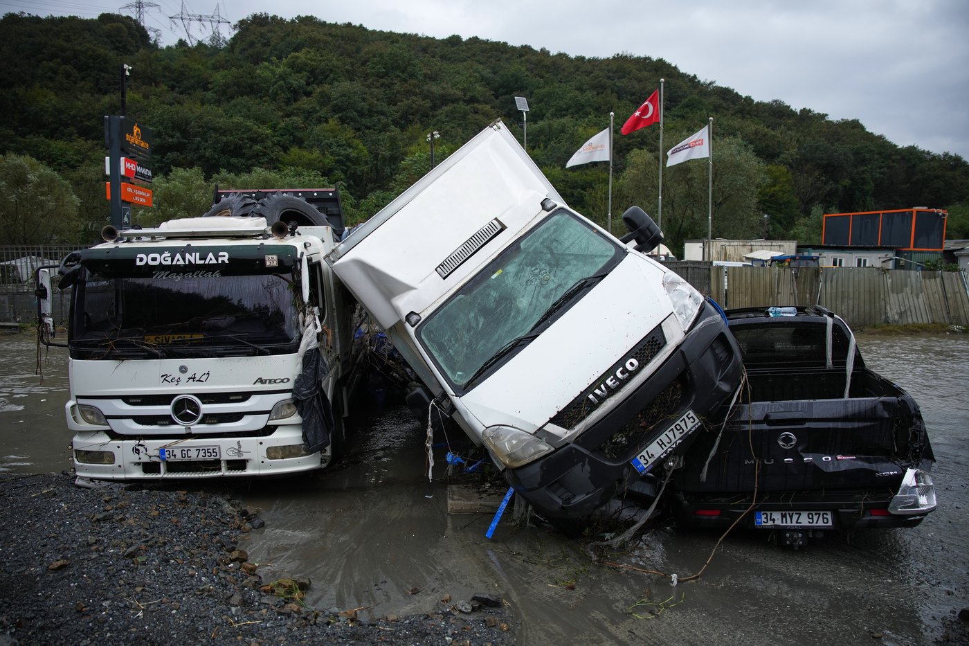 Heavy rain shuts down Istanbul, causing flooding and 2 deaths