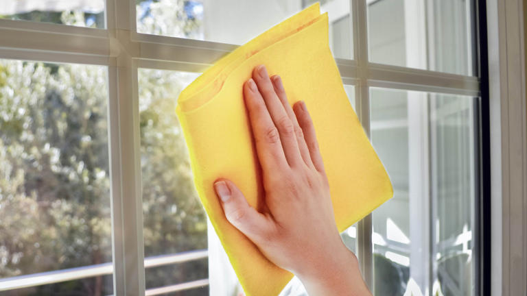 The best method for cleaning windows with vinegar for a streak-free finish