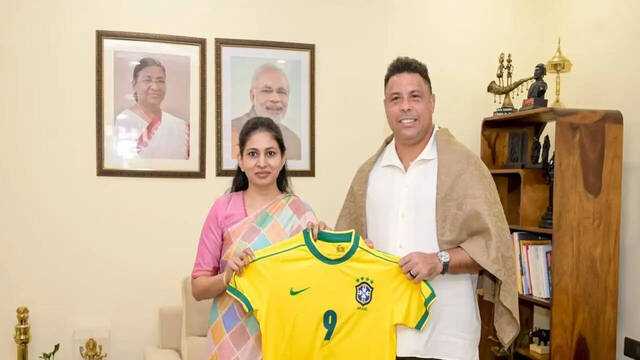 Union minister engages with football icon Ronaldo Nazário