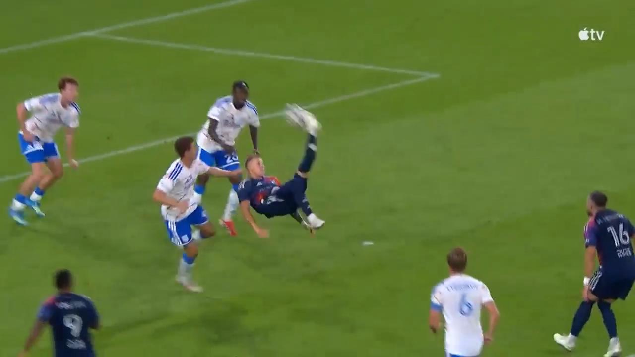 Moment: Mateusz Bogusz scores superb bicycle kick goal