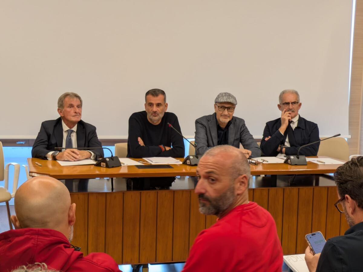 Ex Ilva, Decaro agli operai: «Nessuno vi lascerà soli». In Regione l ...