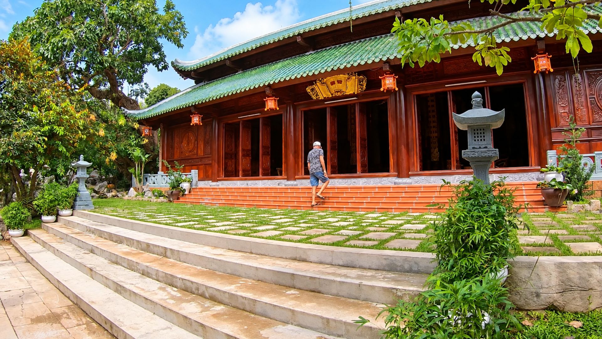 Green tiled roofs and ornate woodwork at Linh Ung Pagoda (4K)