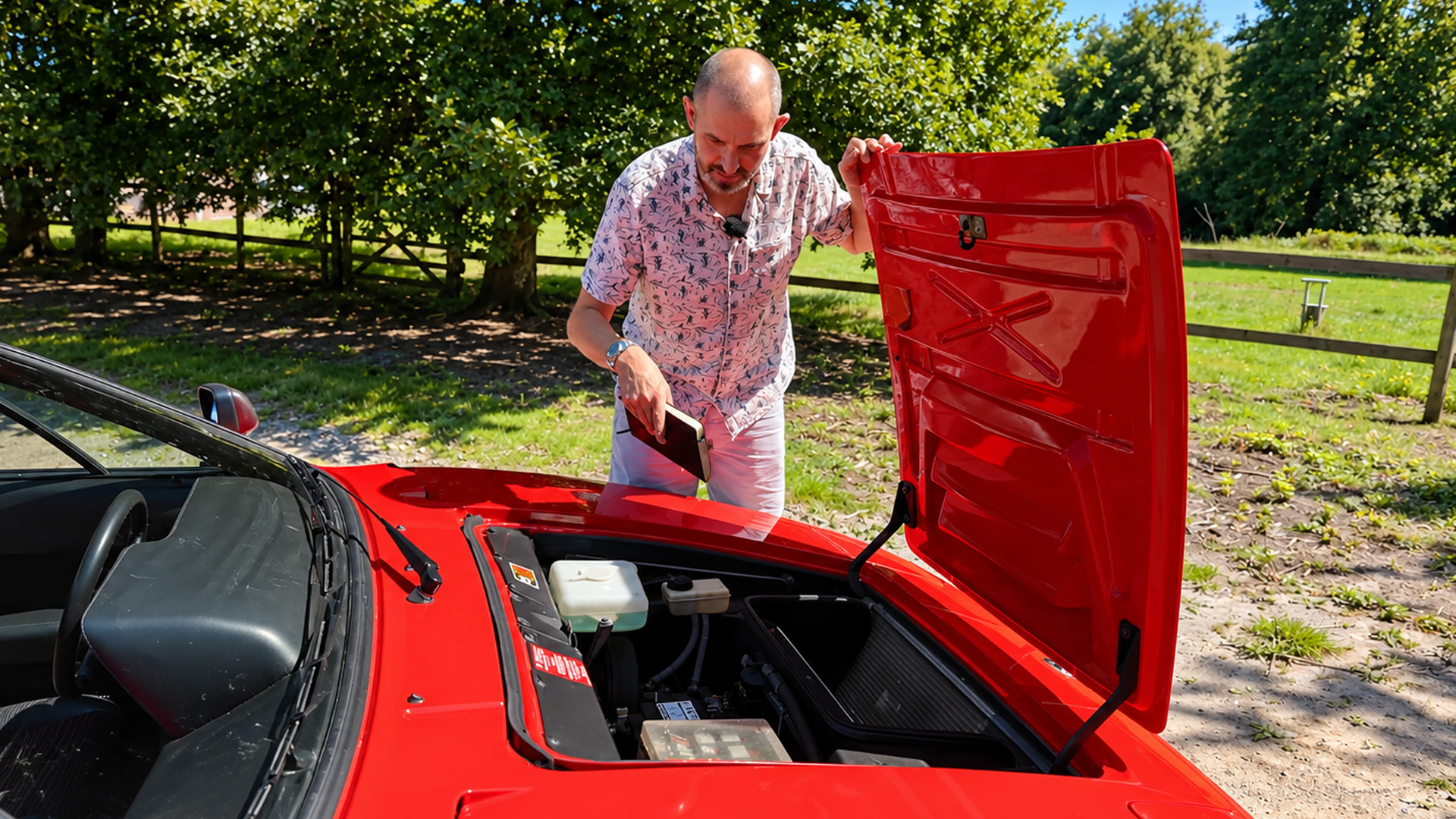 BMW M1 showcases front compartment details of BMW M's first sports car