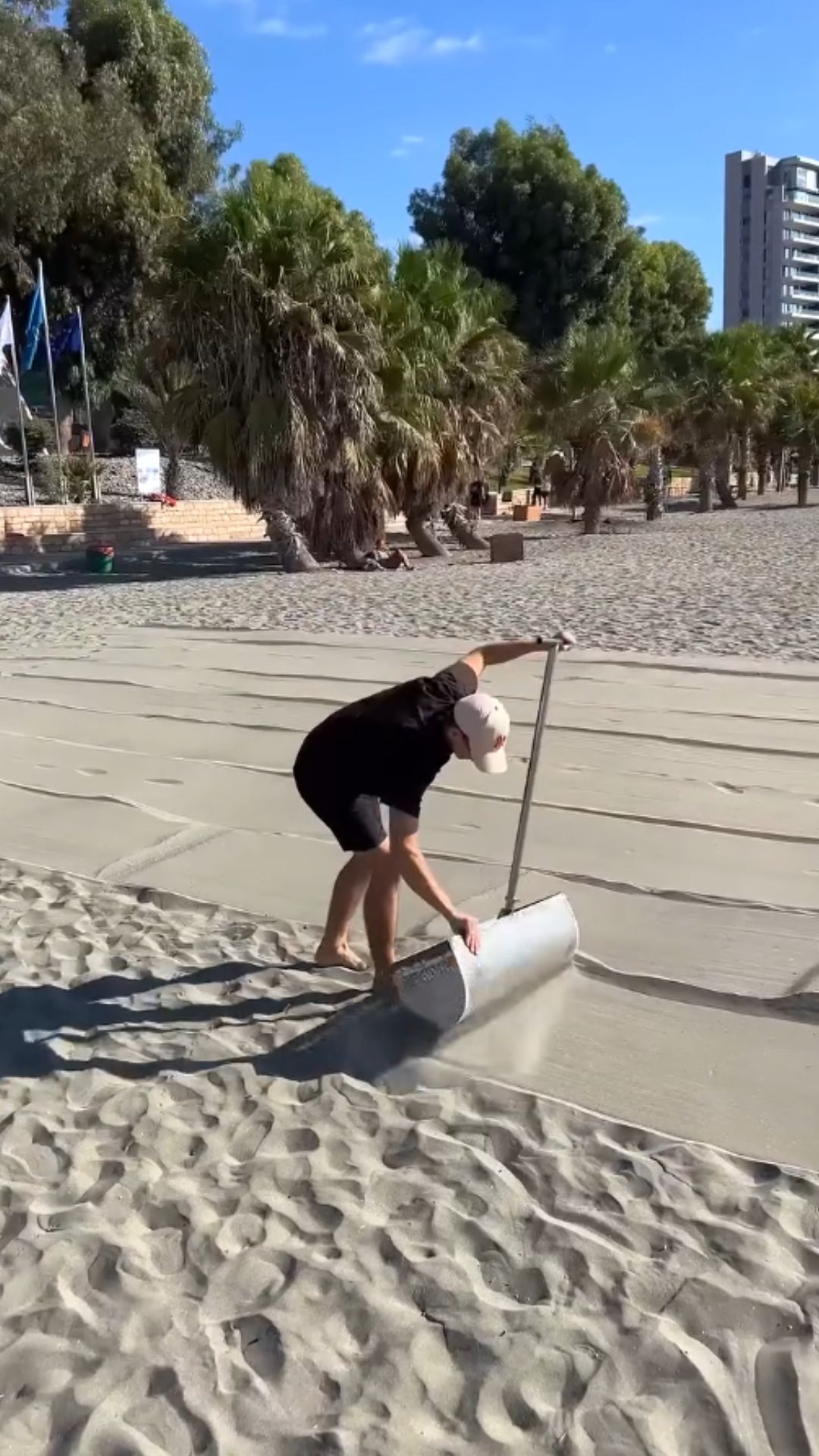 Beach gold hunting with sand sifting and metal detecting